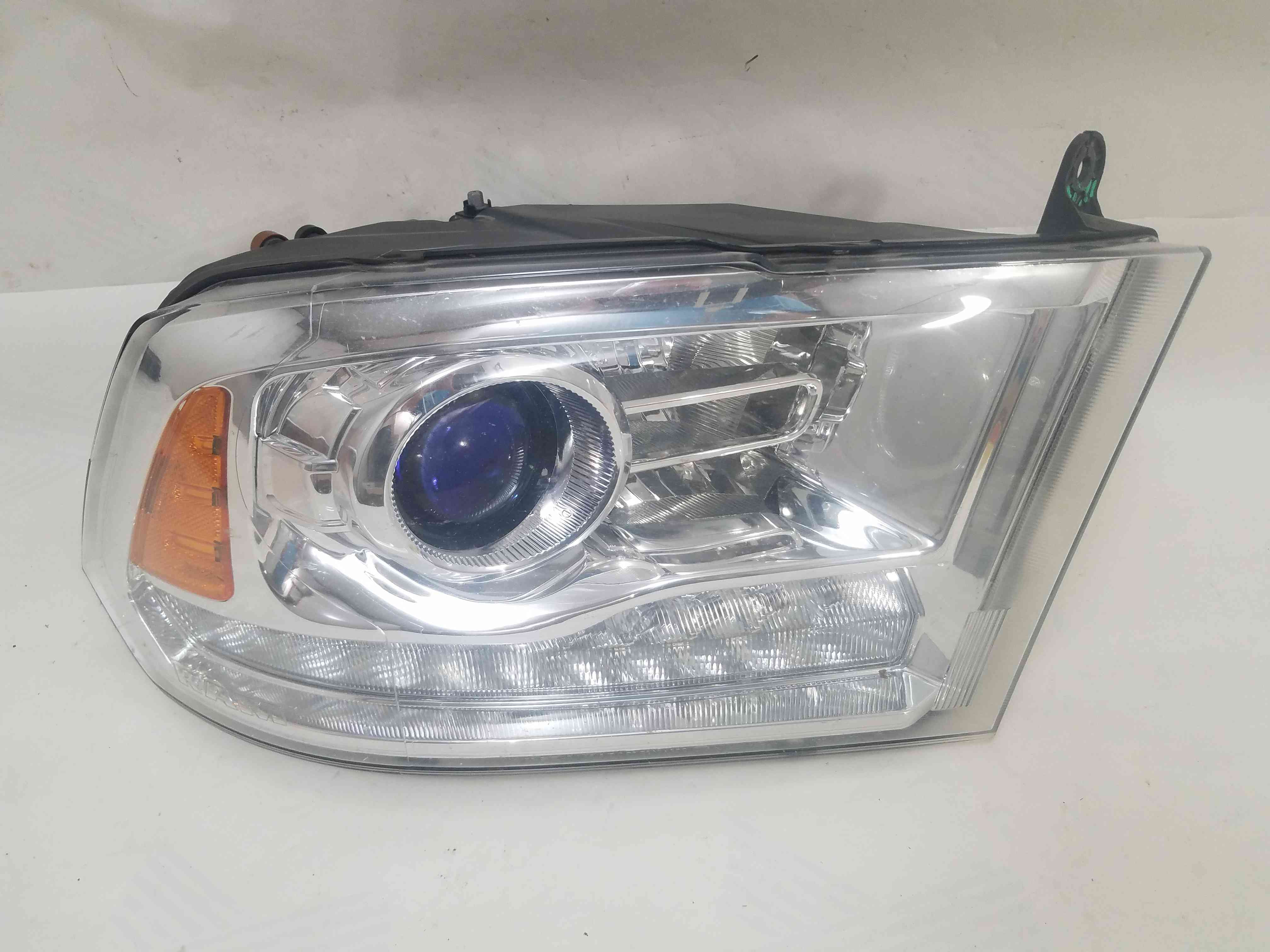 Фара передня права Dodge RAM 2018 2017 2016 2015 2014 2013 2012 2011 2010 50693B