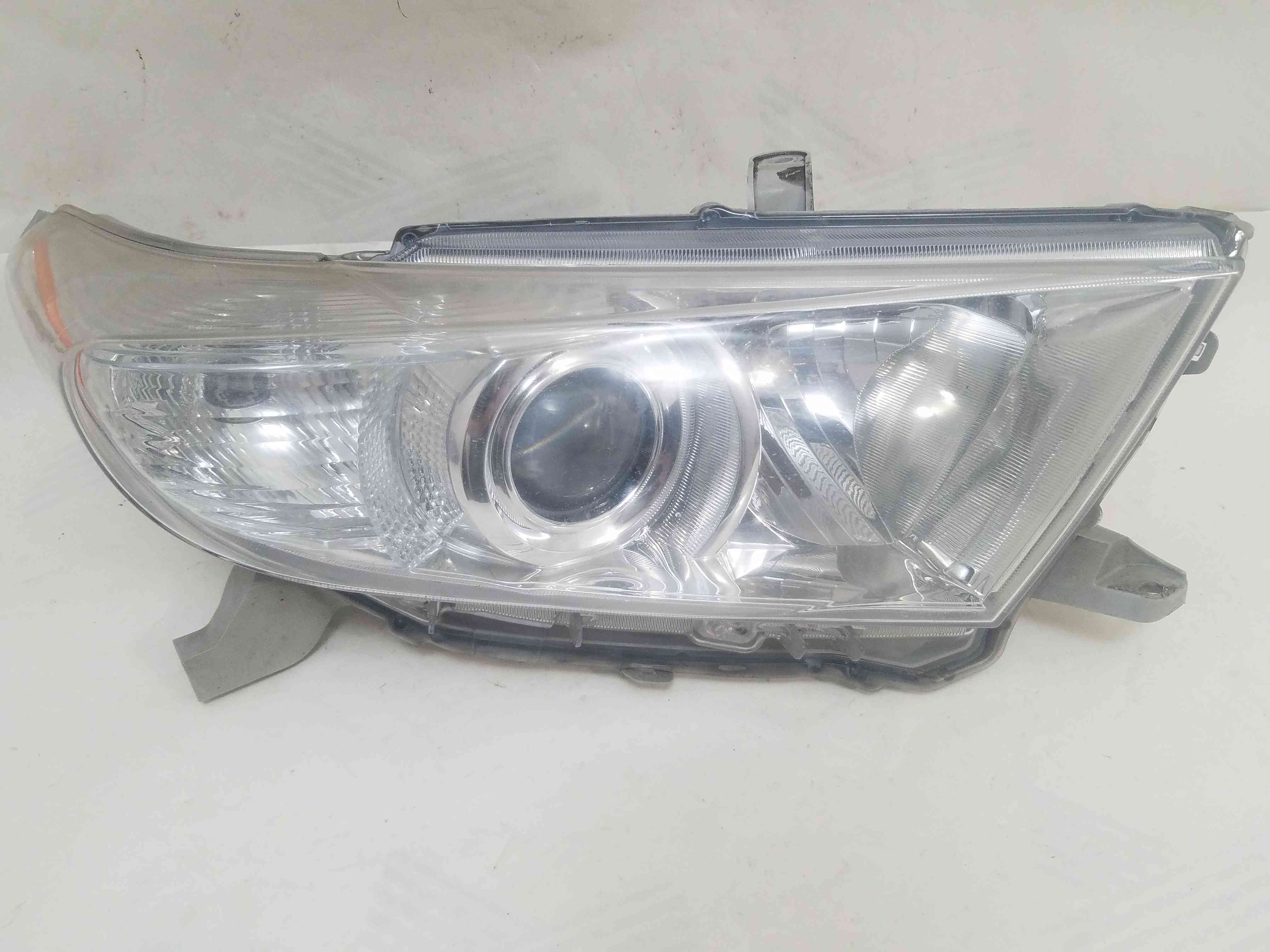 Фара передня права Toyota Highlander 2013 2012 2011 2010 8113048A30 AHR14PP2Y209