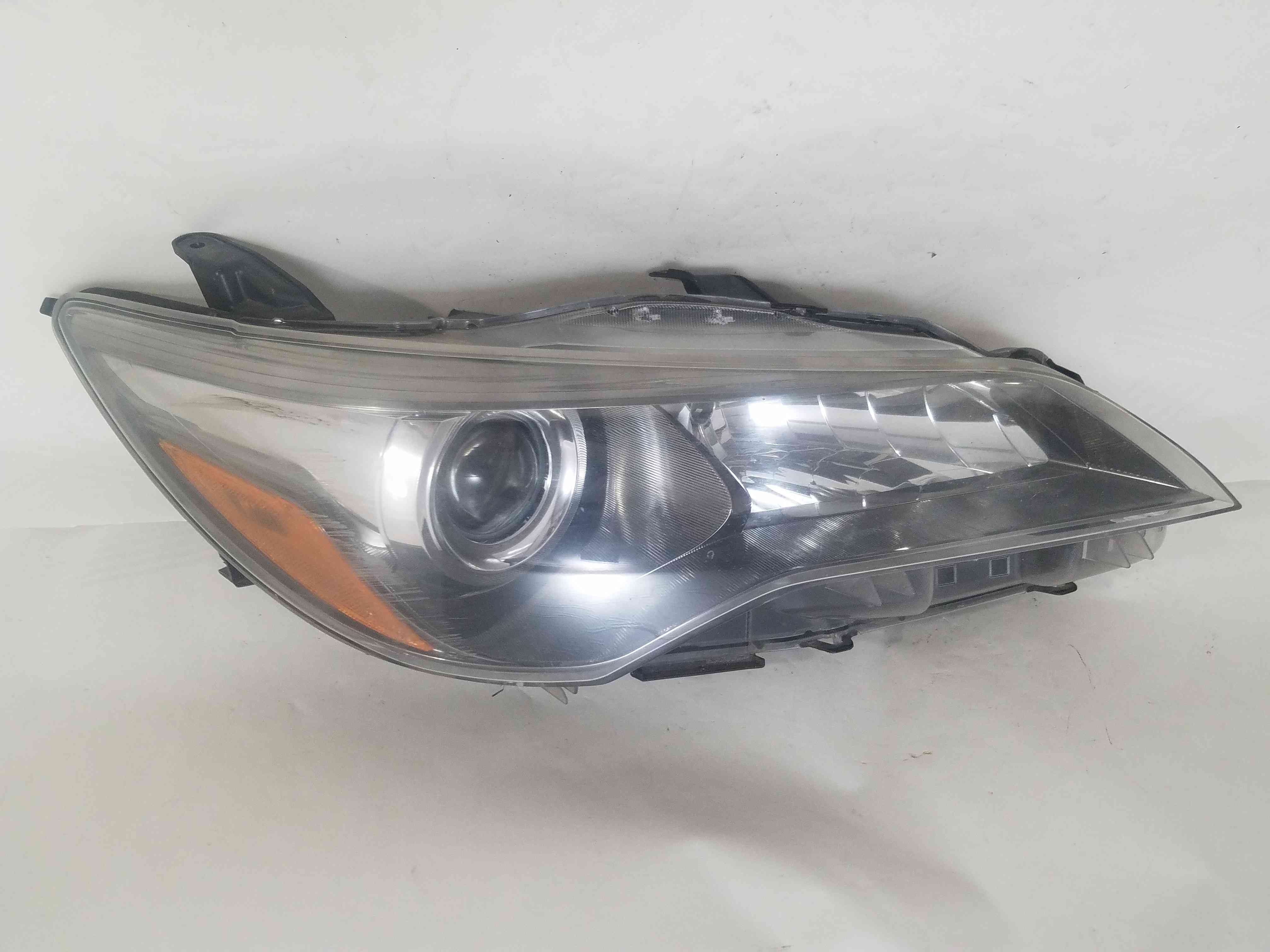 Фара передня права  Toyota Camry 2017 2016 2015  81110-06860