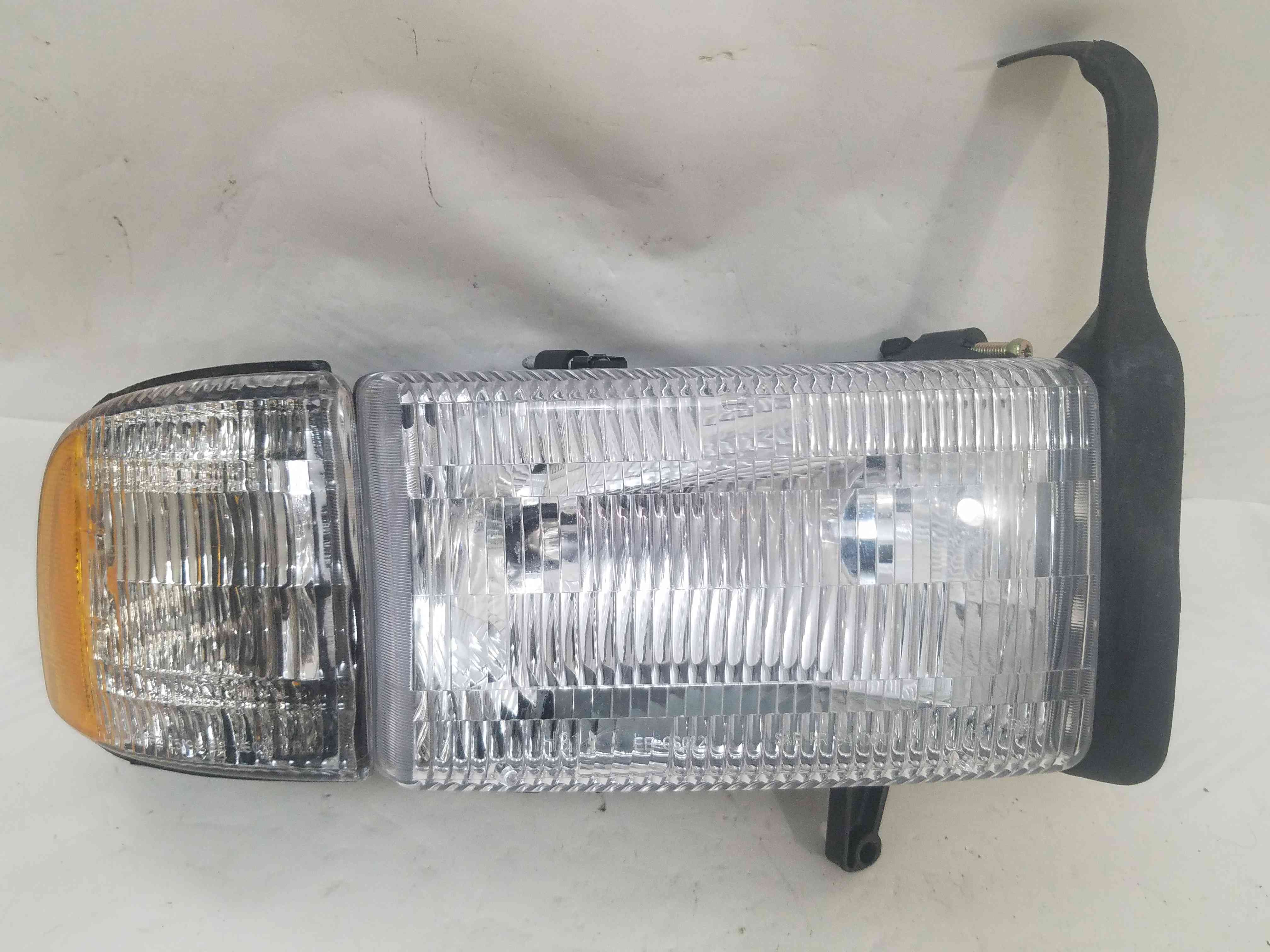 Фара передня права Dodge RAM 2002 2001 2000 1999 1998 1997 1996 1995 1994 CS060-B001 55054539 333-1104R 55076748AD