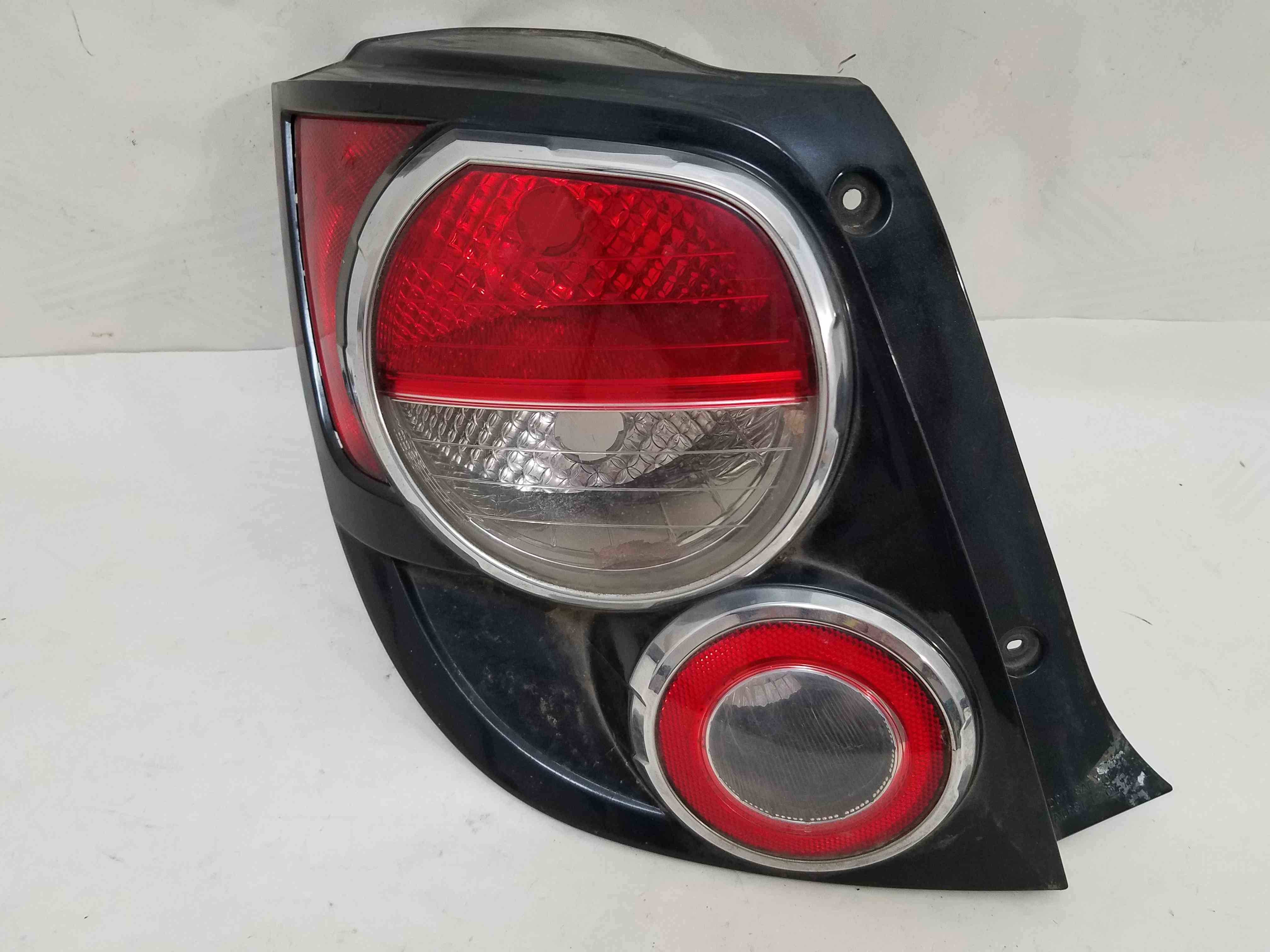 Ліхтар задній лівий Chevrolet Sonic 2016 2015 2014 2013 2012 GM2800252 95470356