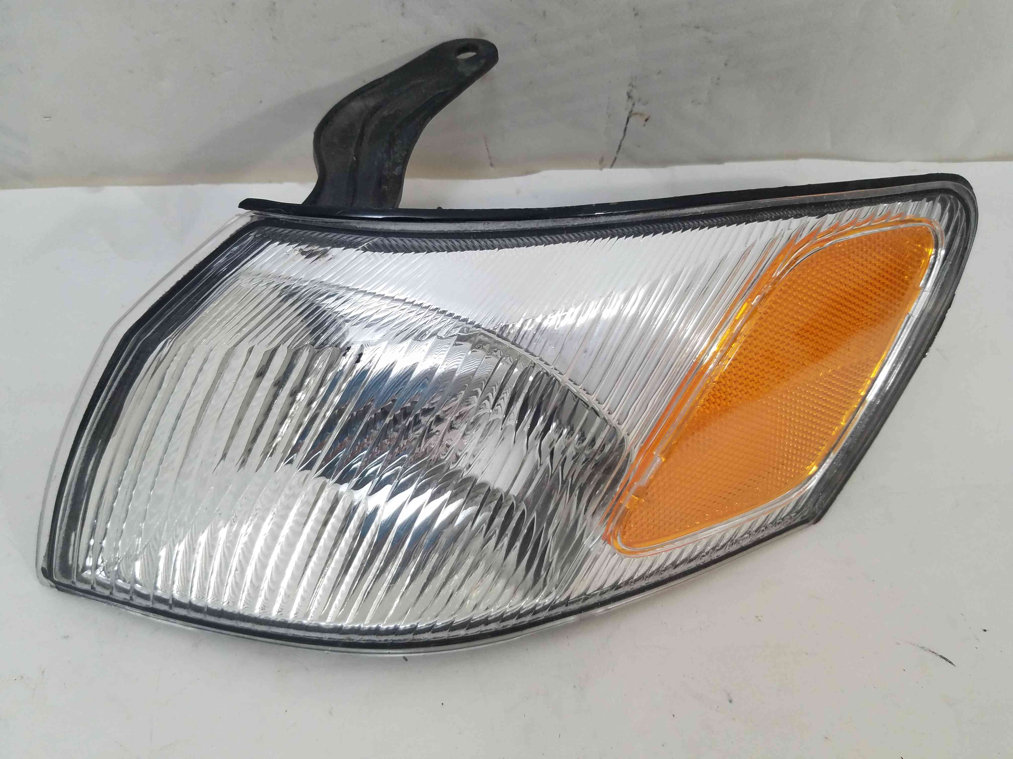Покажчик повороту поворотник передній лівий Toyota Camry 1999 1998 1997 81520-AA010