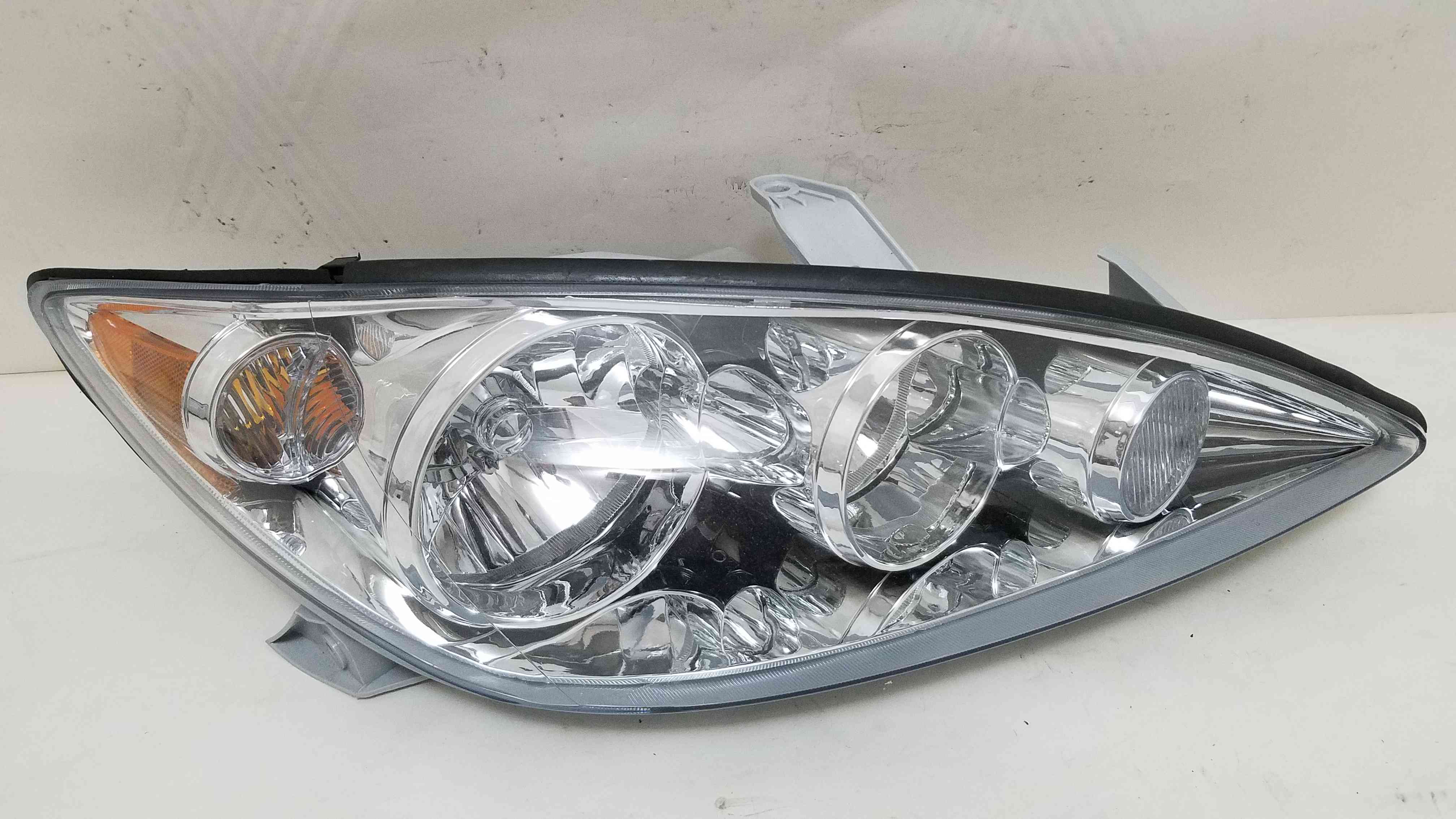 Фара передня права Toyota Camry 2006 2005 2004 2003 2002 81130YC110