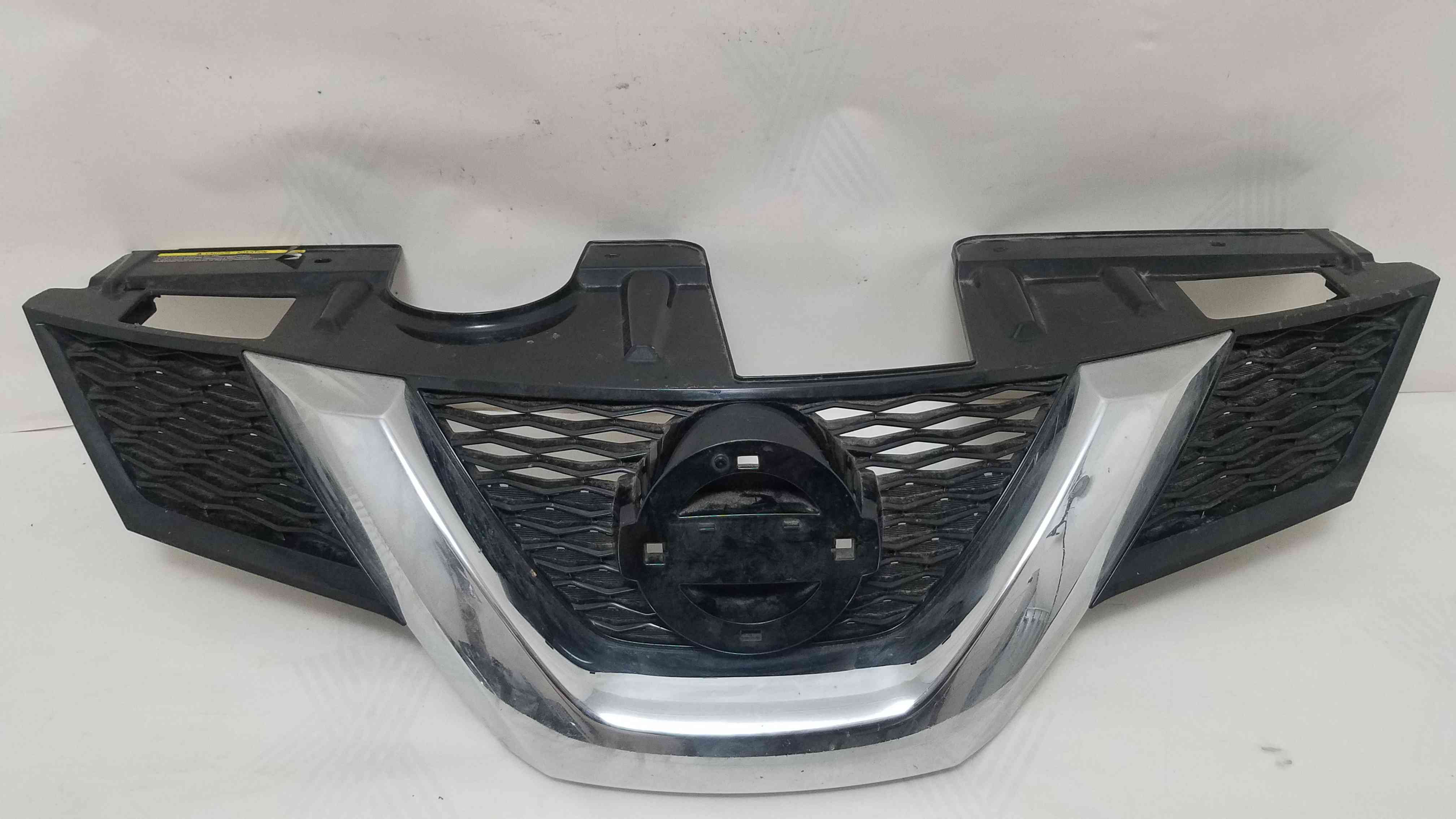 Решітка радіатора гриль Nissan Rogue 2016 2015 2014 62310-4BA0A