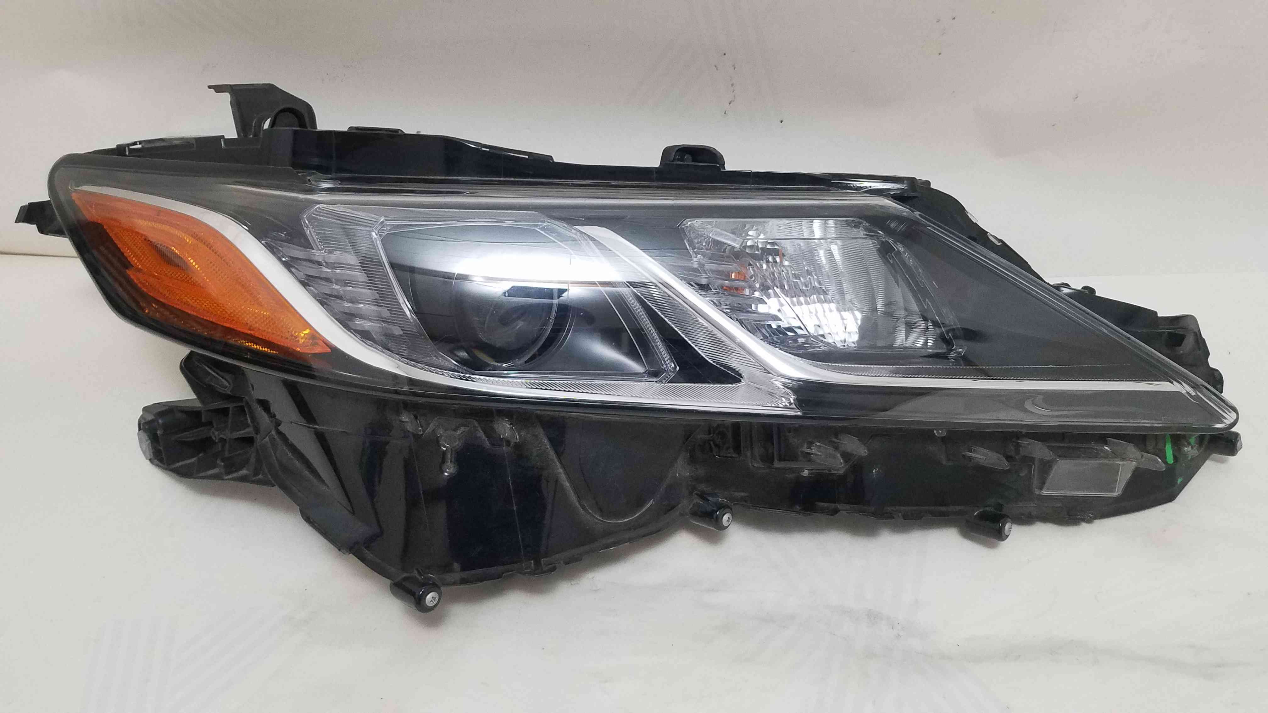 Фара передня права Toyota Camry 2021 2020 2019 2018 81110-06C40